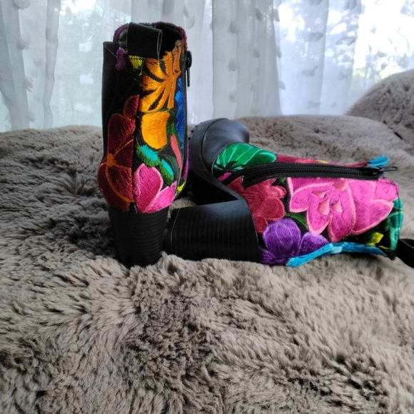 Guaraxez‎ Ameyal Embroidery Booties. 8 m - Picture 3 of 5